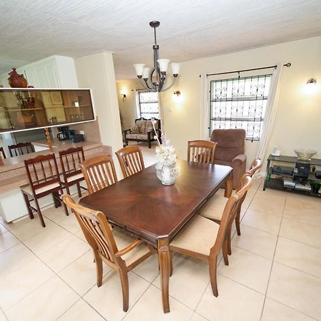 Spacious 3-Bedroom Home - Regency Park ブリッジタウン エクステリア 写真