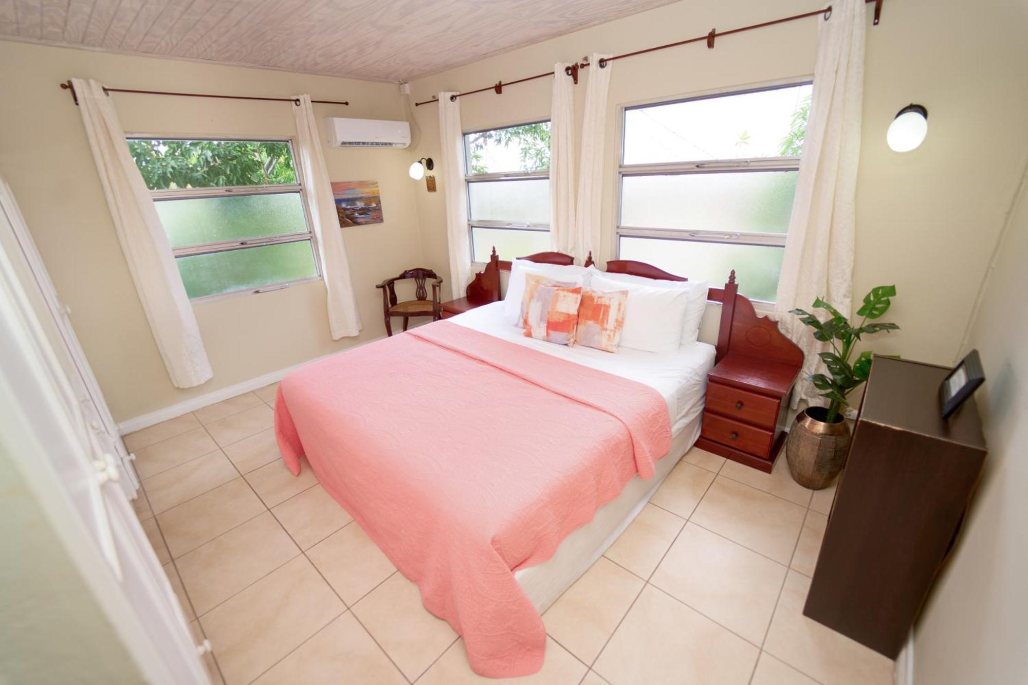 Spacious 3-Bedroom Home - Regency Park ブリッジタウン エクステリア 写真