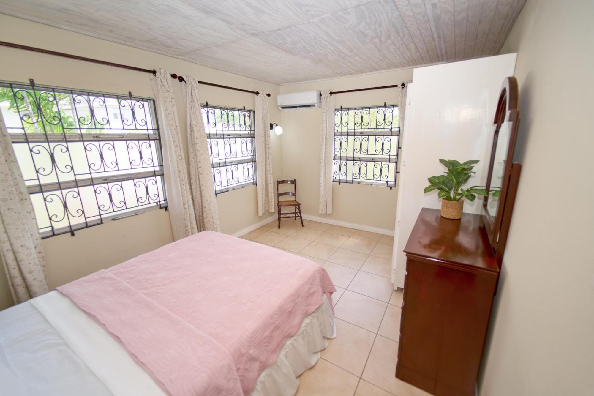 Spacious 3-Bedroom Home - Regency Park ブリッジタウン エクステリア 写真